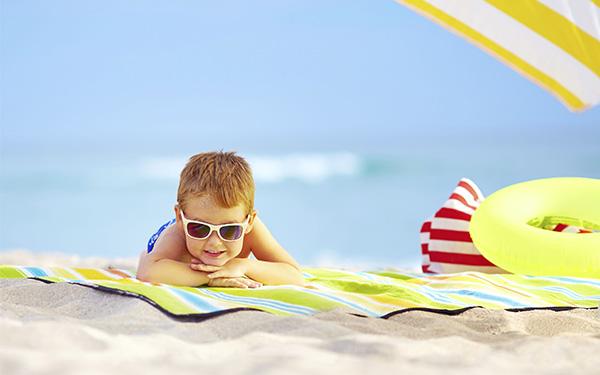 Plażowanie z dzieckiem. 10 zasad